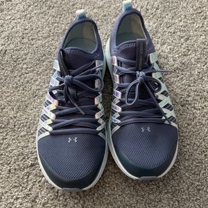 under armour sneakers kids size 7!! never worn!